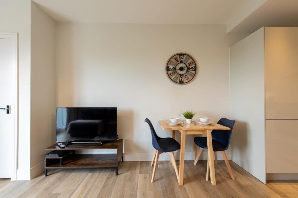 Fantastic 1 Bed Apartment In Crawley 외부 사진